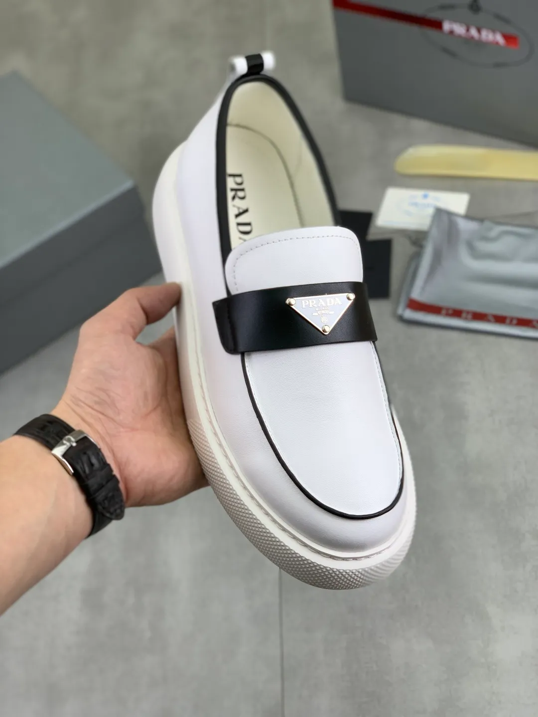 Men's Men's Shoes 💰P560 💰【New Style】 The latest model of high-quality PRADA classic men's shoes has been launched on the official website in 1:1 copy, synchronized in Hong Kong and on the same catwalk; all made of calfskin➕imported cowhide lining, 🍡🍡original rubber outsole, non-slip and wear-resistant; comfortable on the feet, attractive style, fine workmanship, and simple and neat shoe lasts, showing the courage and toughness of men, 👍sizes 38 to 44 (45 can be customized) black and white Blue color🉑️choose